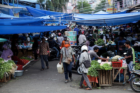 A man walking at a market area wearing a face mask as a preventive measure during the COVID-19 threat.
The Indonesia officials have so far confirmed 1.528 cases of the deadly coronavirus with at least 136 recorded fatalities. According to the media and researchers’ reports, the country already has the most deaths in south-east Asia and estimated that there could be tens of thousands of hidden infections across the country.