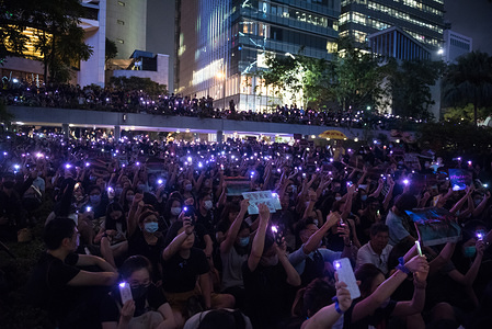 Protesters raise purple lights during the demonstration.
Thousands of anti-government protesters attended the metoo rally, where various leaders spoke out against the acts of sexual violence committed by the Hong Kong police during anti-extradition protests. Protesters shined purple-colored lights in support of the metoo movement while holding up various placards criticizing the police.