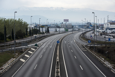 One of the empty access roads to Granada during the state of emergency.
Due to the state of emergency decreed by the Spanish government following the COVID-19 threat, the streets and viewpoints of the city of Granada are empty. In Granada there are 57 positive cases, 3 of them serious and the coronavirus pandemic has spread to more than 7,000 people in the country.