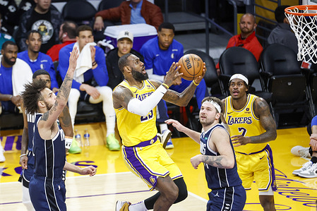 Los Angeles Lakers' LeBron James (C) seen in action during the NBA basketball game between Los Angeles Lakers and Dallas Mavericks at Crypto.com Arena. Final score; Los Angeles Lakers 127:110 Dallas Mavericks.
