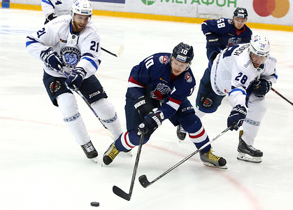 Galuzin Vladimir, Ilyin Daniil and Howden Quinton, Wiercioch Patrick seen in action during the game.
Torpedo Nizhny Novgorod region beat Dinamo Minsk with a score of 3-2.