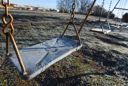 A swing covered in frost during sunrise north of Spain, where temperatures reached -8º degrees.
Cold temperatures hit central Spain during the night hours. According to the AEMET state meteorology service, interior provinces are due to receive ice-cold temperatures, reaching around -10º degrees in the next days.