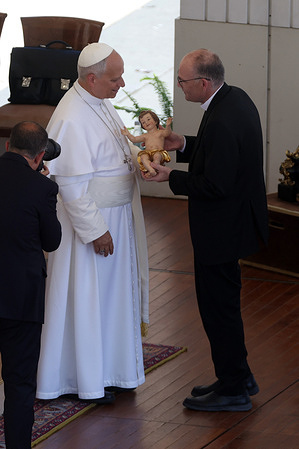 The pontiff blesses the baby Jesus carried by a priest during the General Audience in St. Peter's Square. Thousands of faithful and pilgrims from around the world gathered in St. Peter's Square to participate in the Wednesday General Audience with Pope Leo XIV. A moment of prayer, listening, and communion that filled the square with hope, reflection, and joy.