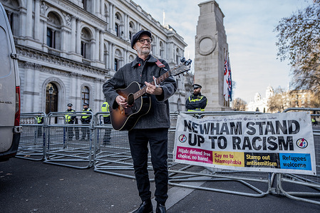 Musician Billy Bragg plays a ballad at an anti-racist counter demonstration. Tommy Robinson’s Unite The Kingdom movement held a large outdoor carol service in Whitehall with the aim of “putting Christ back into Christmas”. A large anti-racist counter demonstration was held in protest further down Whitehall at the same time, The two events were both held on Whitehall, separated by a Police cordon to prevent the two opposing groups from mixing.