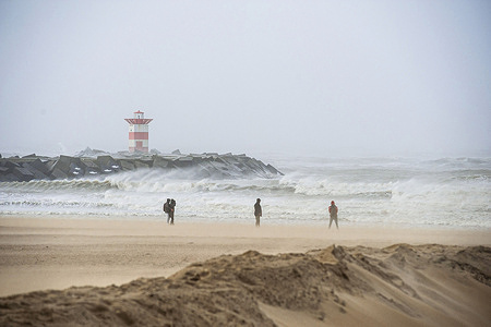 People are seen on the Dutch beach resort of Scheveningen, in The Hague, as ‘Storm Eunice’ arrives from the UK.
Today, the Netherlands was brought to a standstill by the arrival of ‘Strom Eunice.’ Under ‘Code Orange,’ Schiphol airport was on temporary lockdown, and all general and public transport came to a standstill. Storm Eunice battered the Dutch sea resort of Scheveningen. The Royal Netherlands Meteorological Institute (KNMI) issued a “code red” warning of gusts reaching up to 130 km per hour (80 miles per hour) in coastal areas.
