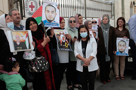 Palestinians holding pictures of their relatives held in Israeli prisons during the demonstration.
A demonstration was held In front of the International Red Cross building in the city of Nablus in the West Bank, calling for the release of Palestinian prisoners held in Israeli prisons.