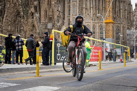 A migrant seen working as a rider for a delivery company Glovo at the city center. Spain’s government, led by Prime Minister Pedro Sánchez, approved an extraordinary regularization granting legal residency and work rights of around 500,000 undocumented migrants — a historic move aimed at inclusion, human rights and economic integration.