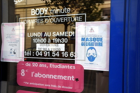 A view of a sign reminding the public about wearing the mandatory protective masks.
The French government has decided to make it compulsory to wear protective masks in all closed places open to the public (banks, shops, covered markets, etc.) from July 20, 2020. Violators are liable to a fine of 135 euros.