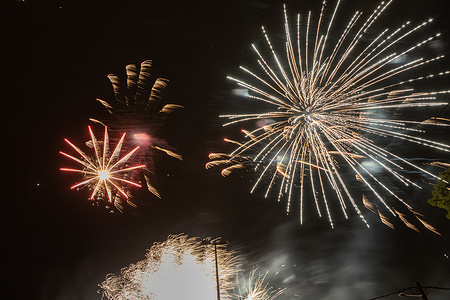 A dazzling array of fireworks is seen lights up the night sky over Auvers-sur-Oise in celebration of Bastille Day. Spectacular fireworks light up the night sky in Auvers-sur-Oise to mark France’s Bastille Day on 14 July 2025. The celebration takes place in the historic town known as the final home of Vincent van Gogh.