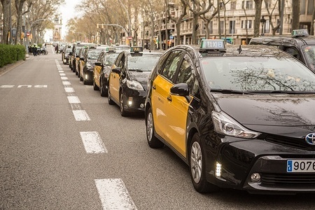 Fleet of taxis seen during the demonstration.
Elite Taxi, the association with most representatives of the taxi sector in Barcelona has called for a slow march against the return of Uber to the city.