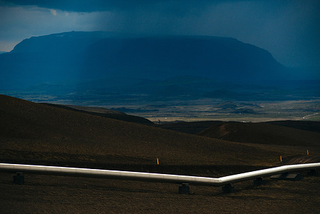 A pipeline from the Krafla Geothermal Power Plant cuts through the Icelandic landscape. 85% of the energy produced in Iceland is of sustainable origin (hydro and geothermal), of which 66% is geothermal. Its inhabitants have used this energy for hundreds of years to enjoy thermal baths, but today it has many more applications, for example, supplying heat to 9 out of 10 homes and providing energy to industries with large needs. Thanks to this inexhaustible source of heat and its low price, it is also possible to grow fruit and vegetables in greenhouses all year round. They use no chemicals, only biological solutions, and are irrigated with high quality water. Local producers and universities agree that this type of agriculture has a very promising future for the island. When people discover its advantages, they will build hectares and hectares of these greenhouses.