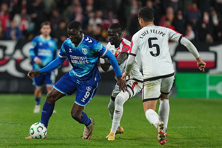 Marius Mouandilmadji of Samsunspor seen in action under pressure from Pathé Ciss of Rayo Vallecano during the UEFA Conference League 2025/26 League Round of 16 second leg match between Rayo Vallecano and Samsunspor at Estadio de Vallecas. Final Score: Rayo Vallecano 0-1 Samsunspor