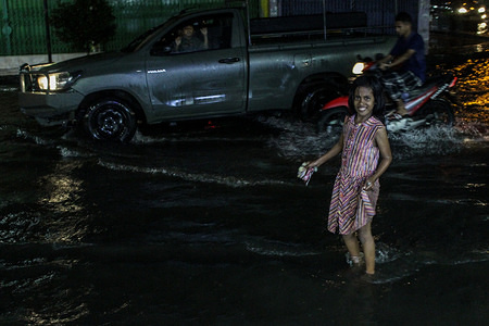 Local residents seen using the flooded road.
Floods as high as 50 to 70 Cm caused by bad weather and high rainfall in the city of Lhokseumawe. Meteorology Agency, Climatology and Geophysics (BMKG) Indonesia said that in the coming days there will be an increase in the potential of heavy rain and strong winds in Indonesia.