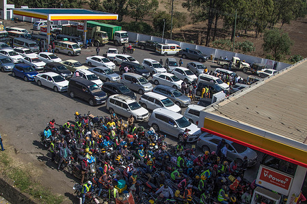 Motorists queue to fuel at Shell Gas station amidst biting fuel shortage and increased prices. For two weeks now, the fuel shortage in Kenya continued to be experienced. Some gas stations are still dispensing it intermittently when stocks are available. Initially, oil marketers refused to release their fuel, citing fears of incurring losses after the government failed to honor its subsidy obligation to relieve consumers from high prices.