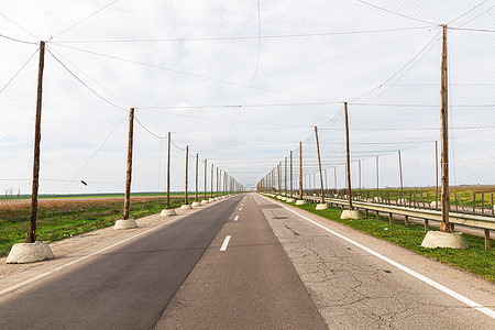 A road in Kherson, is seen utilizing overhead anti-drone nets intercepting enemy FPV drones. The specialized fishing nets from Brittany function as passive defense tangling propellers and preventing detonation. Anti-drone nets for Kherson. European fishing nets made of durable polyamide have become an effective means of passive defense against aerial terror in Kherson. This specialized gear is supplied by volunteers from Brittany, who transport it across Europe from the Atlantic coast. Due to their high strength, these nets intercept enemy FPV drones, tangling their propellers and preventing detonation. City residents stretch them over windows and roads to create safe corridors that save civilian lives. Such an initiative demonstrates creative solidarity, where industrial tools are transformed into a reliable shield. Having traveled from Finistère to Kherson, this aid serves as a vital barrier against enemy attacks.