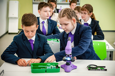 Students of the 4th grade of the Ecotech school in the city of Kotovsk attend a biology lesson.
This year, according to the Ministry of Education and Science, 1,600,000 first-graders will sit at school desks in Russia. On the Day of Knowledge on September 1, a traditional school line was held at the Ecotech School in the city of Kotovsk (Tambov Region, Russia).