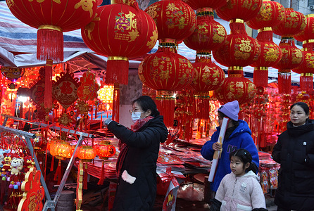 People buy decorations for the Chinese New Year in the market.
The Chinese Spring Festival is approaching. This year is the year of the tiger in Chinese culture. The number of citizens buying accessories for the year of the tiger Festival has increased significantly. The year of the tiger mascots, red lanterns, "Fu" characters, Chinese knots and other New Year goods are selling well. The atmosphere of the Spring Festival is getting stronger and stronger.