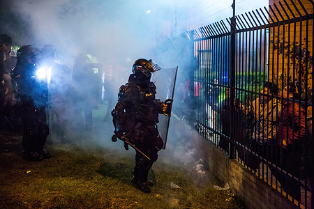 An ESMAD (anti-riot police) officer threatens demonstrators who are complaining from their house.
On the 4th of June, the Colombian Government ordered demonstrators to dismantle the voluntary medical camp at the 'American Gate' renamed 'Resistance Gate' in Bogota. In response to this, human rights organizations asked the Mayor of Bogota to give them an another location to set up the medical camp. They did not get an answer and instead got attacked by the anti-riot police during the evening. Protesters were shot at with tear gas canisters, stun grenades and water cannons. The confrontation lasted more than four hours. Many people were injured and some got arrested at the end of the clashes.