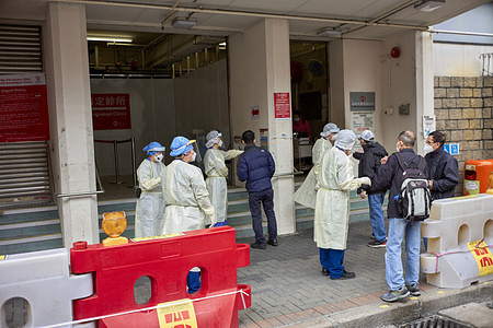 Healthcare workers direct COVID-19 patients with mild symptoms outside the Yau Ma Tei Designated Clinic in Hong Kong.
In Hong Kong, cases of covid-19 continue to increase, crossing the 10,000 mark.