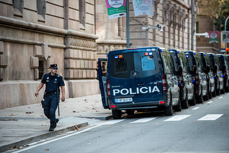 Spanish police took control of the security of the building of the Superior Justice Court of Catalonia, until now in the hands of the Mossos d'squadra, the Catalan autonomous police. Barcelona lives a tense calm waiting for the possible unilateral declaration of independence for tomorrow.