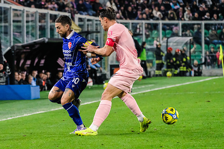 Papu Gomez (Padova) and Jacopo Segre (Palermo FC) seen in action during the Serie B championship football match between Palermo and Padova at Renzo Barbera Stadium. Final score; Palermo 1-0 Padova.