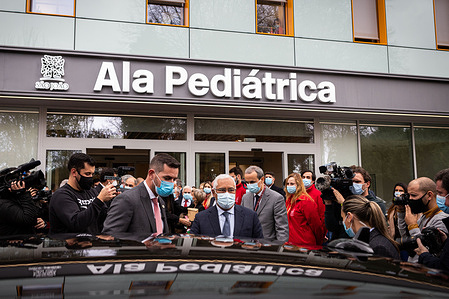António Costa, Prime Minister, gets into his car after finishing the visit, during the opening of the Paediatric Ward of São João Hospital in Porto.