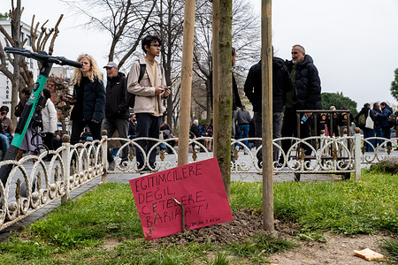 A view of a placard that says, “Barricades for gangs, not educators” during the demonstration. On April 15, 2026, in the province of Kahramanmaras, Turkey, a 14-year-old child carried out an attack that claimed the lives of nine people, including eight students and one teacher. The day before this attack, a similar attack had taken place in the city of Sanliurfa in southeastern Turkey. Following the attacks, teachers across Turkey decided to go on a three-day strike, and mass protests were held. Hundreds of people gathered in front of the Istanbul Provincial Directorate of National Education to protest against the attacks.
