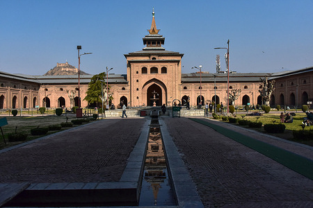 Kashmiri Muslims arrive to offer prayers at the Jamia Masjid or Grand Mosque during the first day of Ramadan in Srinagar.
Muslims throughout the world are marking the month of Ramadan, the holiest month in the Islamic calendar in which devotees fast from dawn till dusk.