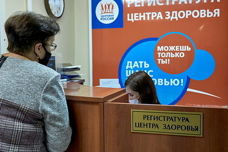 Registration office of the department where vaccination takes place.
The non-working day regime has been operating in the Voronezh region for a week. Early forced vacations for many became an excuse to go to the vaccination center, which now work seven days a week. The number of people wishing to be vaccinated against coronavirus has almost doubled over the past week.