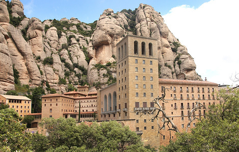 Rocky slopes of the massif with interesting rock forms.
Benedictine Abbey of Santa Maria de Montserrat. The monastery is known for the cult figure of the Virgin Mary (La Moreneta). Blackened from candles burned for hundreds of years, the figure of the Mother of God is located in a niche above the main altar of the basilica. At the monastery there is a school, a boarding house for boys and boys of Gregorian, one of the oldest in Europe, called Escolania de Montserrat.