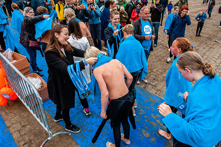 A group of children seen receiving their medals.
At the Spiegelwaal, a secondary channel of approximately 4 kilometers located near Nijmegen, around two hundred participants swam to collect as many donations as possible for cancer research. Swim to Fight Cancer was founded in 2014 and is held in several cities each year. In Nijmegen also they counted with the presence of the Big Brother Netherlands winner, Jill Goede, one of the finalists, Michel Hennipman, and Dutch radio personality, Timur Perlin.