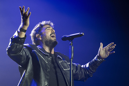 The singer Antonio Orozco performs during her performance festival at the Movistar Arena.