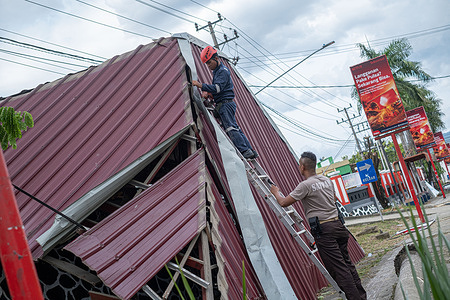 Security officers cleared the gazebo in the yard of PT Telkom's office which was destroyed by a windstorm in Kendari. Bad weather hit the city of Kendari on Sunday night local time and damaged several public facilities.