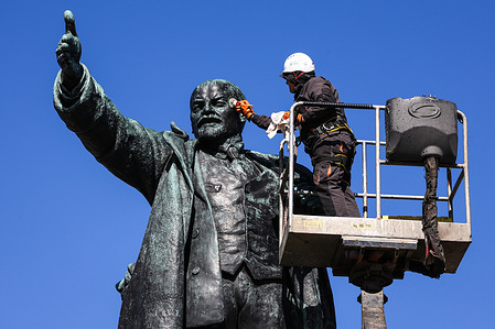 An employee of the State Museum of Urban Sculpture cleans a statue of Vladimir Lenin during maintenance work at the square near the Finlyandsky railway station. In St. Petersburg, specialists from the State Museum of Urban Sculpture carried out routine maintenance on monuments, including cleaning the statue of Vladimir Lenin near the Finlyandsky railway station. The work used aerial platforms, high-pressure washers, and neutral pH detergents to remove winter dirt without damaging the bronze. The maintenance comes ahead of April 22, marking the 156th anniversary of Lenin’s birth.