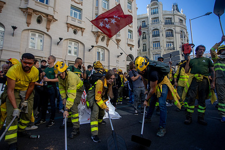 Forest firefighters seen banging rubber shovels on the ground during a demonstration. 3,000 forest firefighters from across Spain protested in Madrid to demand for better pay. The march passed by Congress and toured the headquarters of the Spanish Socialist Workers' Party (PSOE) and the Popular Party (PP), demanding a "public, stable, and safe" firefighting force, as well as public policies to curb rural abandonment.