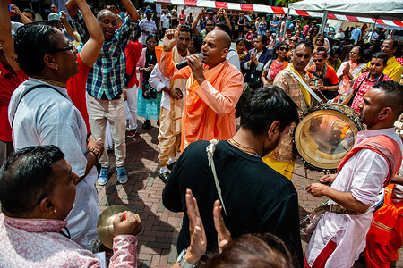 Sripad Bhaktivedanta Muni Maharaj from India sings during the procession.
The Festival of the Chariots, also known as Ratha Yatra, is a timeless festival, originating in the ancient city of Jagannatha Puri in India. For thousands of years, people have been traveling to Jagannatha Puri in India to participate in the oldest Festival in the world called Ratha-yatra, "the Wagon Festival". Now Ratha-yatra is held every year in dozens of cities around the world. The Ratha Yatra festival has become a common sight in most major cities of the world since 1968 through the ISKCON, Hare Krishna movement. In Rotterdam, the Bhakti Yoga Center Foundation is organizing the annual Ratha Yatra festival in the center of Rotterdam in collaboration with the Gau Seva Dham Foundation. Opening the ceremony, was the Holy Indian man, Sripad Bhaktivedanta Muni Maharaj.
