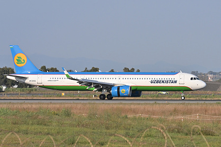 A view of the Airbus A321Neo Uzbekistan as it arrives at Fiumicino airport.