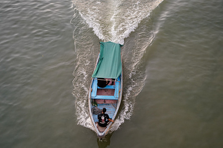 Iraqis ride in a boat in the Tigris River.