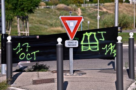 A "Yellow Vests" (Gilets Jaunes) seen banner placed on a roundabout invites people to a gathering on October 17, 2026, at 2:00 PM. "Yellow Vests" (Gilets Jaunes in french) is a movement against the government and its excesses. The protesters are getting their bearings and leaving their mark.