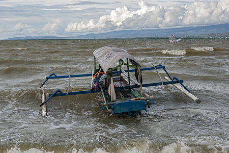 A fishing boat anchored on the shoreline.
High waves in the waters of Palu Bay forced Hundreds of fishermen in the village of Lere to anchor their boats. According to the Palu Meteorology, Climatology and Geophysics Agency (BMKG) the waves reached two meters to three meters, considered quite dangerous for fishermen.