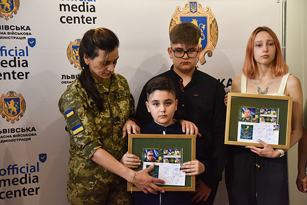 The families of Roman Gah and Ihor Dashko, the border guards who were among eight guards killed by the Russian military, hold sets of stamps with the image of Ukrainian border guards, who were posthumously awarded the title of Hero of Ukraine. The public organization "Community in Action" and "Ukrposhta", which issued the stamps, said revenue from the stamp sales will be used to support border guards at the front.