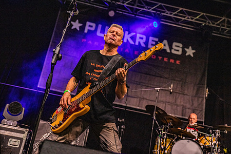 Gabriele "Paletta" Mantegazza with his unmistakable bass during the concert at the Modena Unity Festival.