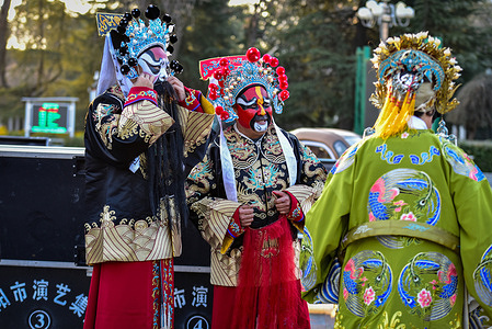 Bangju opera actors in vibrant costumes and headgear adjust their makeup and costumes backstage before performing Justice Bao. Bangju Opera is a traditional opera popular in northern Anhui, northern Jiangsu, eastern Henan and other areas along the Huaihe River. Justice Bao is a classic Bangju piece about Bao Zheng, an upright official in the Northern Song Dynasty who upholds justice and punishes evil.
During the Spring Festival holiday, various regions host a wide range of traditional cultural activities to celebrate the Chinese New Year.