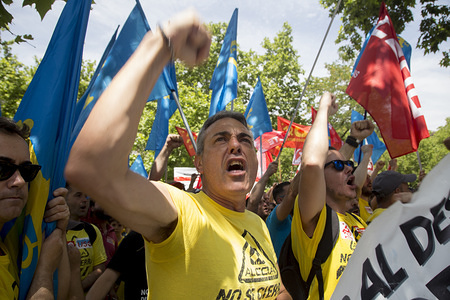 Alcoa worker shouts slogans during the protest.
Alcoa workers walk from Santiago Bernabeu Stadium to the Ministry of Industry protesting demanding solutions to the closure of Alcoa's aluminium factories with the slogan, "March of aluminium". The closure of the factories will leave more than 700 family members unemployed.