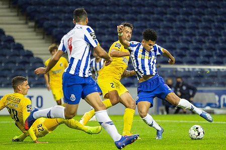 FC Porto's player Luis Diaz (R) seen in action during the match between FC Porto and Portimonense for the Portuguese First League at Dragon Stadium.
(Final score; FC Porto 3:1 Portimonense)
