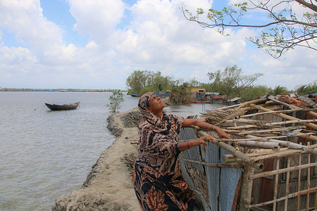 A helpless woman puzzled after losing her house after the landfall of cyclone Amphan.
Thousands of shrimp enclosures have been washed away, while numerous thatched house, trees, electricity and telephone poles, dykes and croplands were damaged and many villages were submerged by the tidal surge of the Amphan.