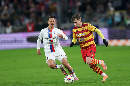 Pawel Olkowski of Gornik Zabrze (L) and Oskar Pietuszewski of Jagiellonia Bialystok (R) seen in action during Polish League PKO BP Ekstraklasa 2025/2026 football match between Gornik Zabrze and Jagiellonia Bialystok at Stadium im. Final score Gornik Zabrze 2 : 1 Jagiellonia Bialystok.