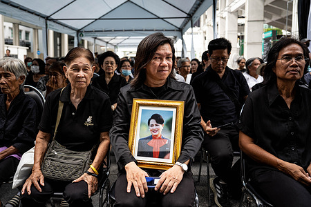 A mourner holds a portrait of the late Queen Sirikit while waiting for the Royal Motorcade. The Royal Motorcade carrying Her Late Majesty Queen Sirikit, the Queen Mother of Thailand, departs King Chulalongkorn Memorial Hospital in Bangkok, Thailand, on October 26, 2025, at 4 p.m., proceeding to the Grand Palace via Rama IV, Phyathai, and Ratchadamnoen roads. Her Late Majesty passed away on October 24, 2025, at the age of 93.