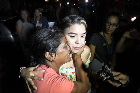 A relative seen kissing a Political prisoners who just got released.
Political prisoners reunite with relatives after being released from prison with conditional measures by the government of President Nicolas Maduro. 
21 political prisoners were released with precautionary measures by the government of Nicolas Maduro. Still more than 150 people continue behind bars for having participated in protests against the government. Among those released is the former Mayor of San Cristobal, state tachira, Daniel Ceballos; Retired General Angel Vivas and protesters who participated in protests.