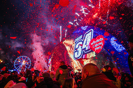 Red paper hearts rain over the audience at the climax of the pyrotechnic display. On January 25, 2026, the finale of the 34th annual fundraiser of the Great Orchestra of Christmas Charity (Wielka Orkiestra Świątecznej Pomocy, WOŚP) took place on the grounds in front of the National Stadium in Warsaw, Poland. WOŚP is Poland’s largest and most recognizable charity, supporting public healthcare, particularly children’s and neonatal hospitals. The event is both a charity drive and a nationwide social phenomenon, featuring concerts, street collections, fancy dress, and the widespread display of red heart stickers. This year’s campaign raised nearly 39 million Polish zloty (around 9 million euros).